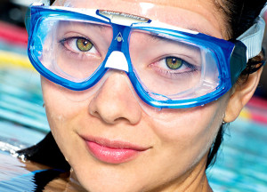 Можно ли плавать в контактных линзах?